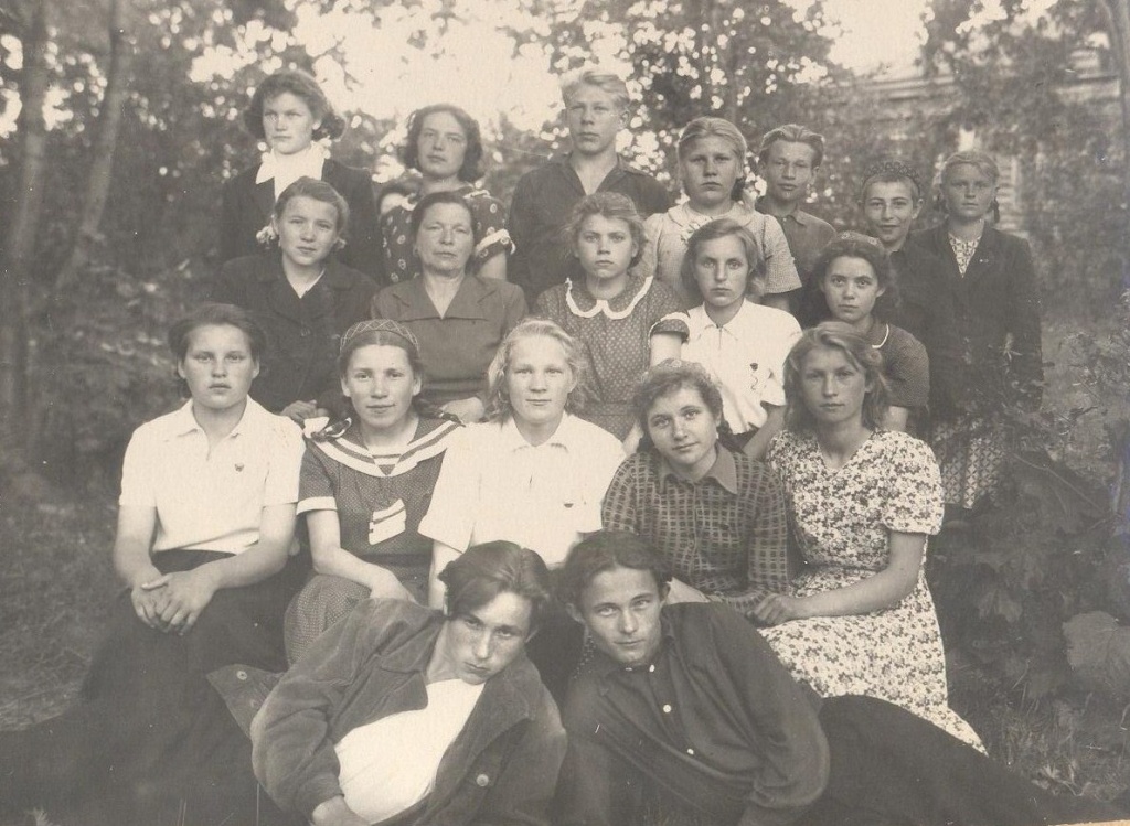 Кузьмичёва Е.В. - директор дет. дома с воспитанниками (3 ряд 2-я слева)в парке (1).jpg